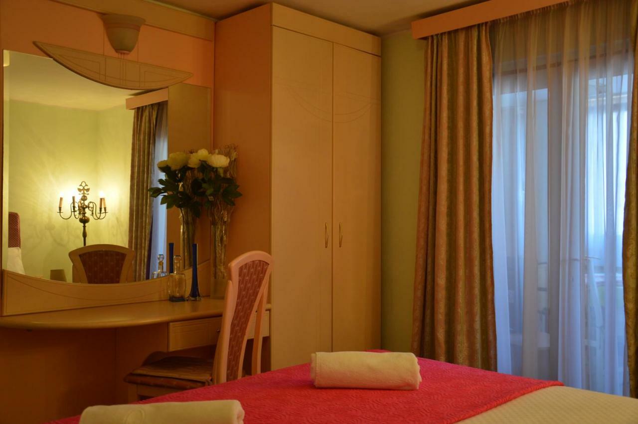 Hous Mira Apartment Porec Bagian luar foto